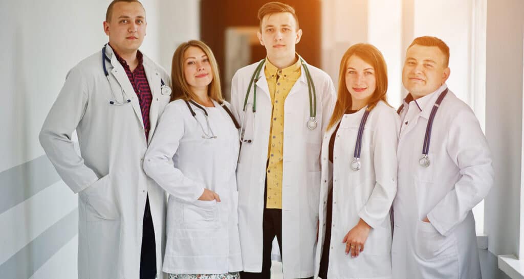 Healthcare White Coat Manufacturer (2)